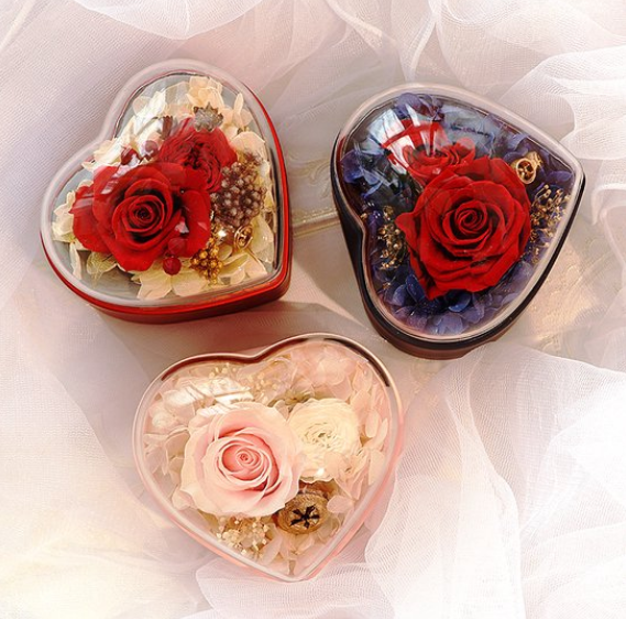 Elegante rode hartvormige geschenkdoos met luxe rozenketting.