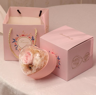 Elegante roze hartvormige geschenkdoos met luxe rozenketting.