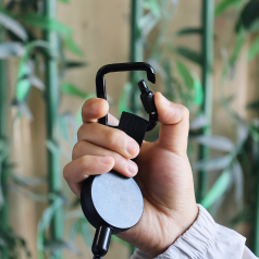 Retractable Anti-Theft Phone Holder – Secure Outdoor Lanyard