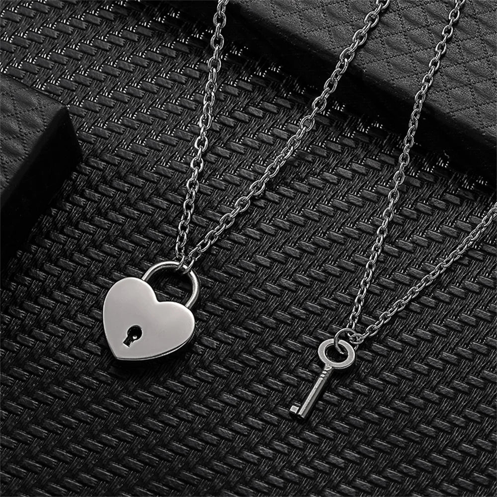 Set van twee kettingen – hangers met liefdesslot en sleutel