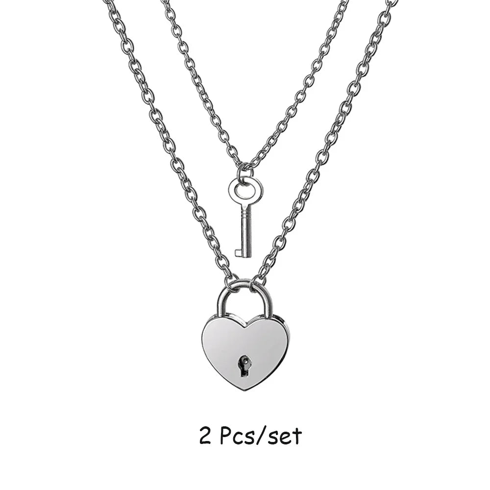 Set van twee kettingen – hangers met liefdesslot en sleutel