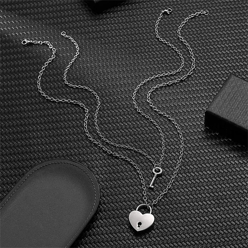Set van twee kettingen – hangers met liefdesslot en sleutel