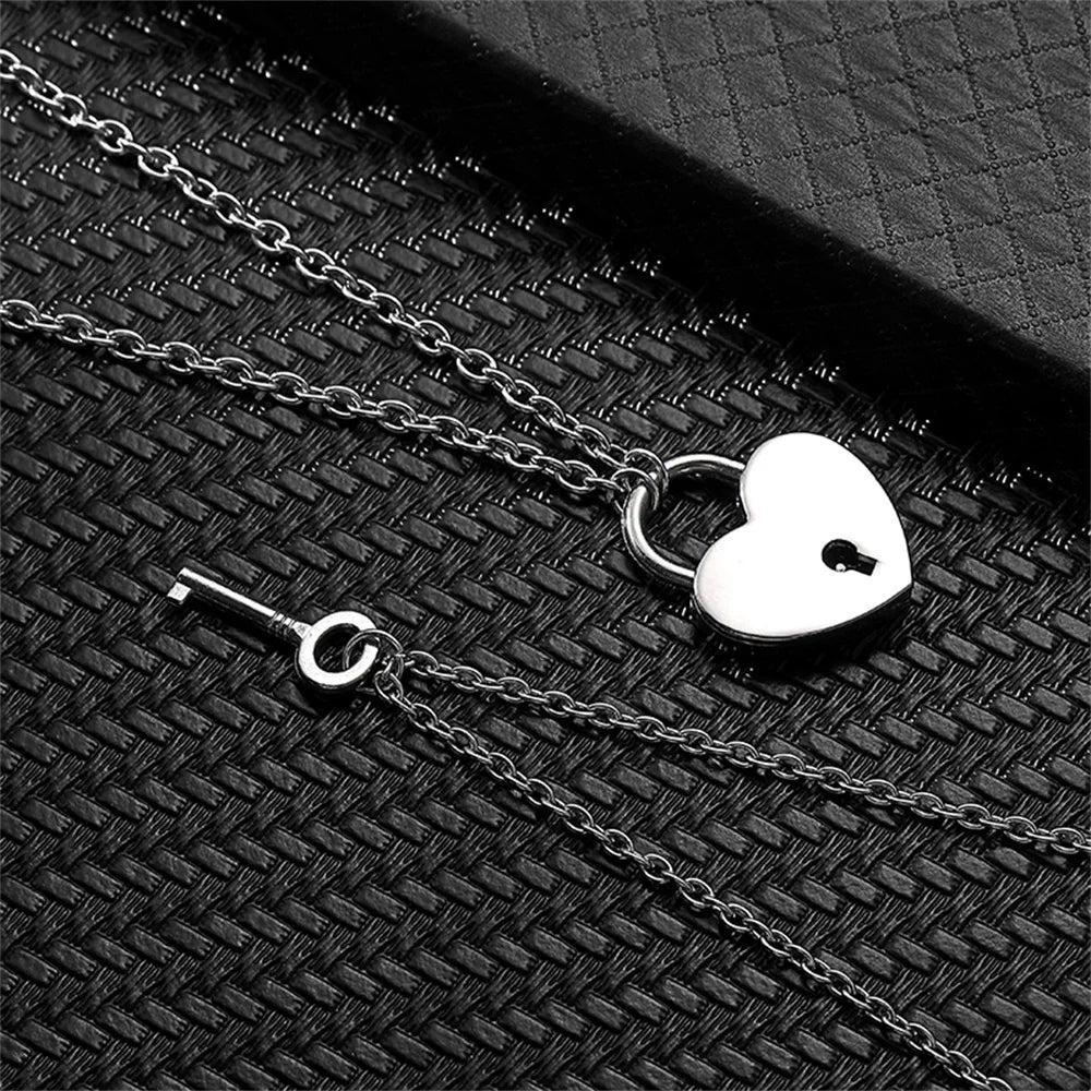 Set van twee kettingen – hangers met liefdesslot en sleutel