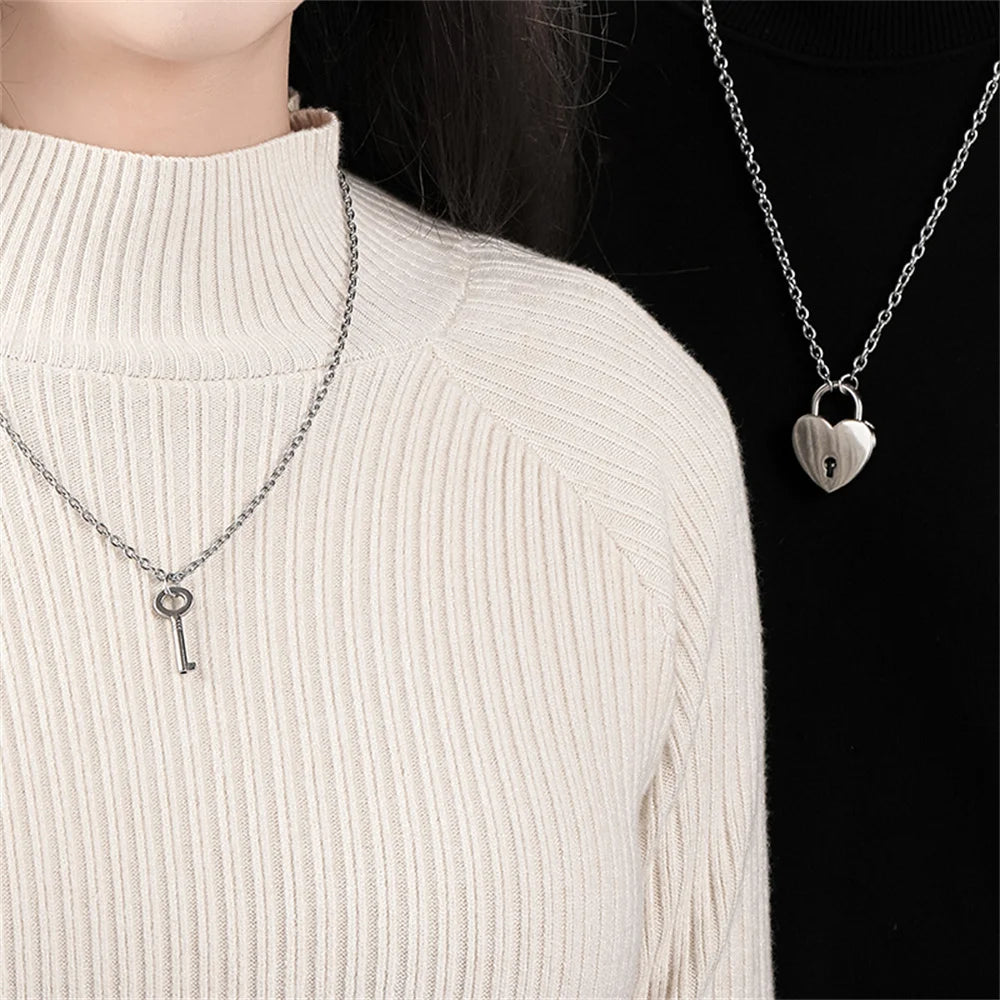 Set van twee kettingen – hangers met liefdesslot en sleutel