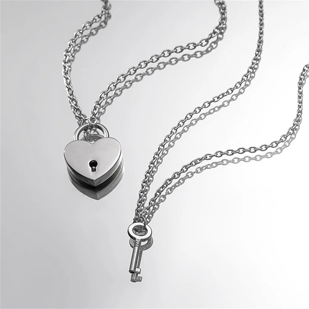Set van twee kettingen – hangers met liefdesslot en sleutel