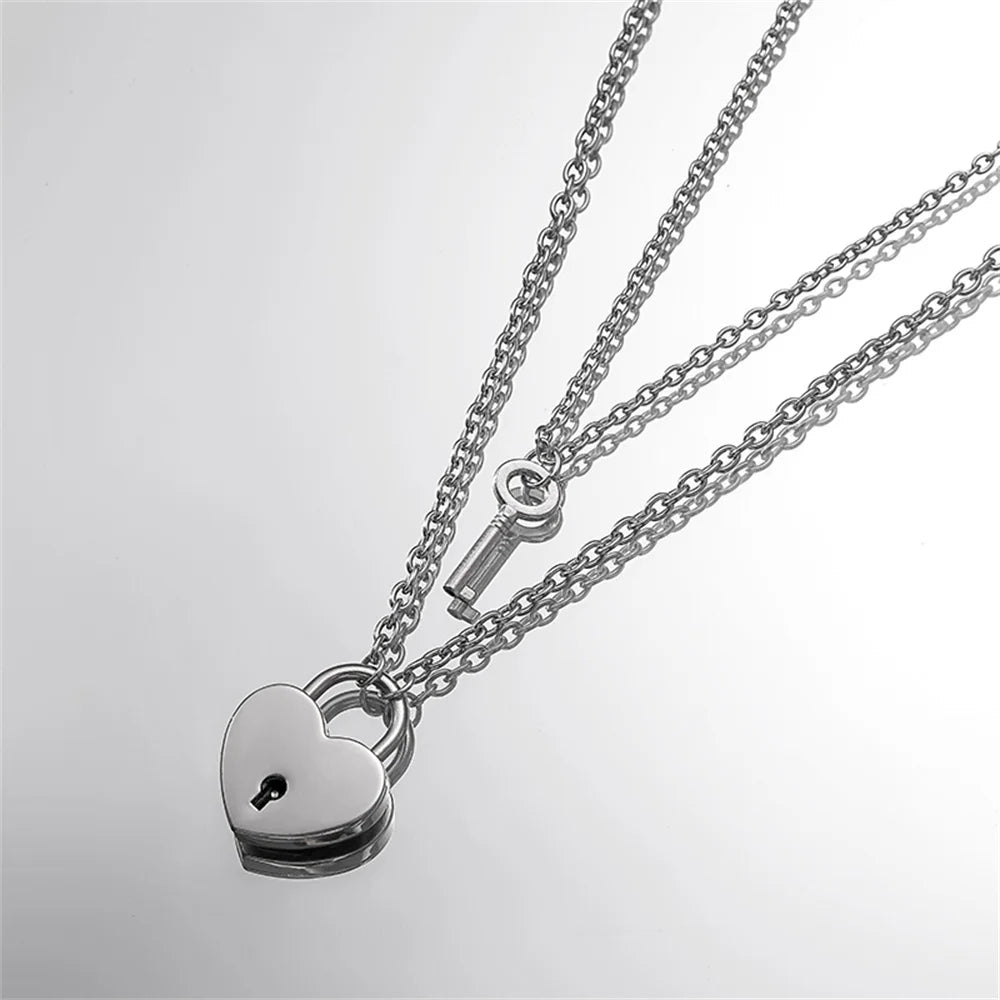 Set van twee kettingen – hangers met liefdesslot en sleutel