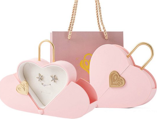 Coffret cadeau élégant en forme de cœur avec collier de roses de luxe