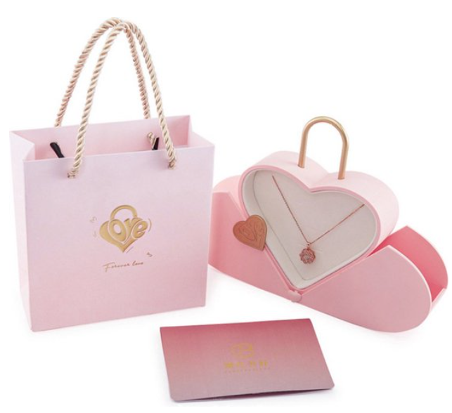Coffret cadeau élégant en forme de cœur avec collier de roses de luxe