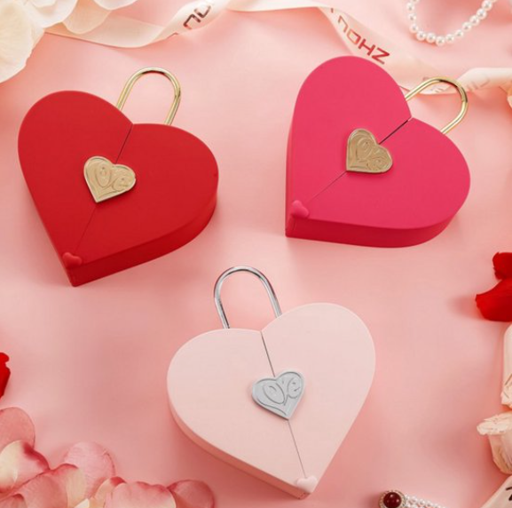 Coffret cadeau élégant en forme de cœur avec collier de roses de luxe