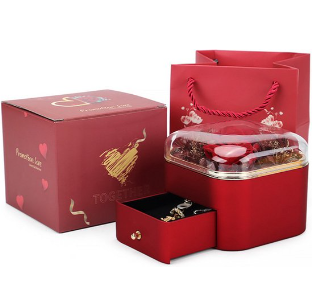 Elegante rode romantische geschenkdoos met luxe rozenketting.