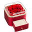 Elegante rode romantische geschenkdoos met luxe rozenketting.