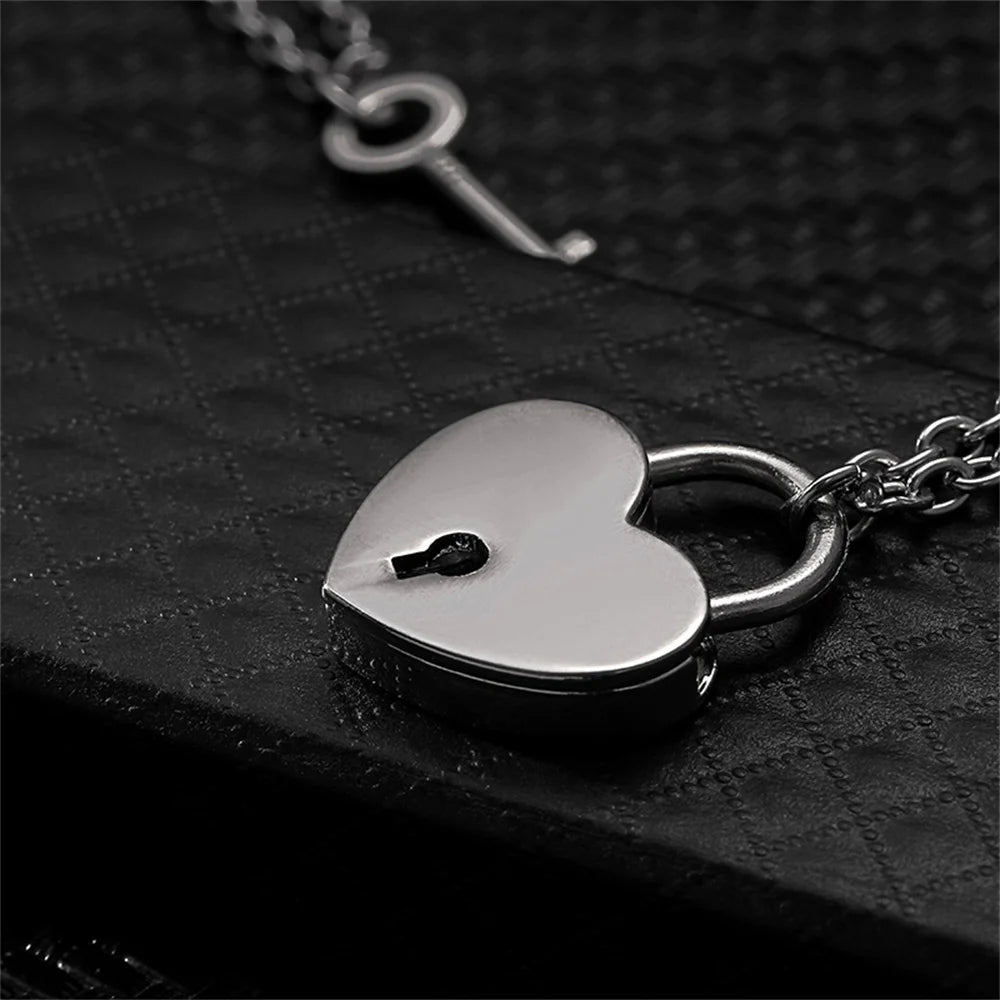 Set van twee kettingen – hangers met liefdesslot en sleutel