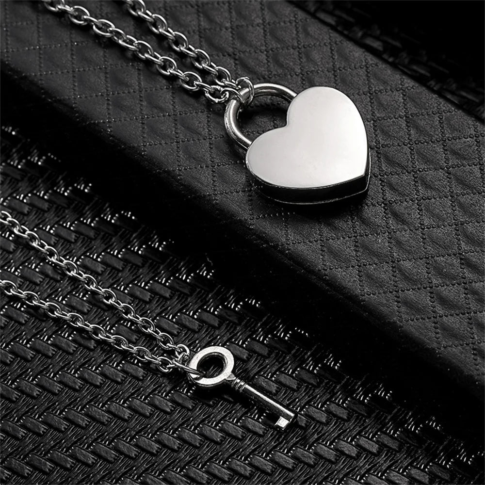Set van twee kettingen – hangers met liefdesslot en sleutel
